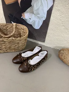 Ballerine basse con stampa leopardo vintage da donna, punta tonda elegante con fiocco.