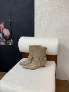 Detailansicht der trendigen Keilabsatz französische spitze Western Cowboy Stiefeletten.
