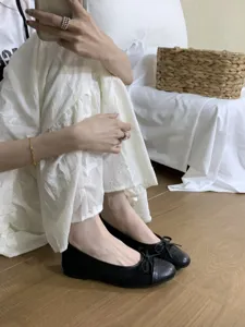 Scarpe basse nere eleganti francesi da donna con fiocco carino e dettaglio di design chic