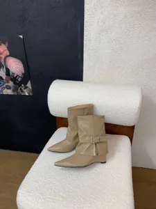 Beige spitz zulaufende Keilabsatz Damen Stiefeletten mit modischem Schnallenriemen.