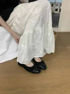 Scarpe basse eleganti francesi da donna con fiocco dolce, ideali per le gonne.
