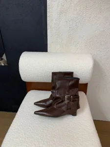 Braune Keilabsatz spitz zulaufende Western Cowboy Stiefeletten Damen stylische Hosenbeinstiefel.