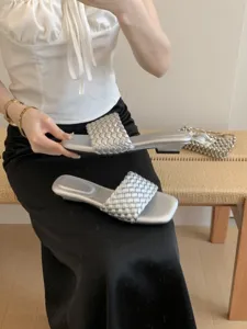 Sandalias trenzadas plateadas con punta cuadrada y tacón bajo de mujer moda verano chic
