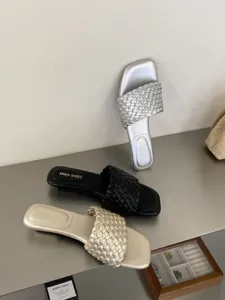 Sandalias planas trenzadas con puntera cuadrada para mujer elegantes para disfrutar verano.