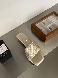 Sandalias planas doradas con tiras trenzadas y punta cuadrada para mujer estilo verano chic