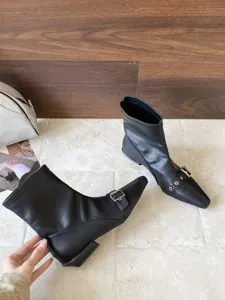 Strenge Damen Stiefeletten mit spitzer Kappe und modischen Schnallen Details in Schwarz.