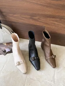 Detailaufnahme eleganter Damen Stiefeletten mit spitzer Kappe, Metall und Absatz.