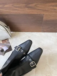 Elegante Damen Stiefeletten mit spitzer Form und niedrigem Absatz mit Metallschnalle.