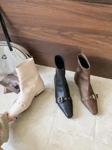 Damen Stiefeletten mit spitzen Zehen und Schnalle, modische niedrige Absatzschuhe.