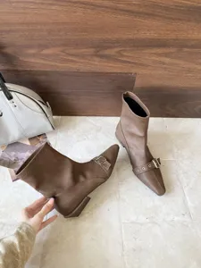 Modische Damen Stiefeletten mit spitzer Kappe und Absatz, elegantes französisches Design.
