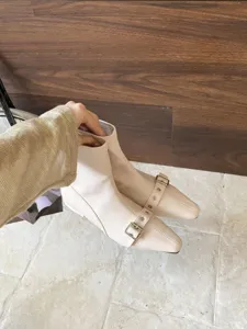 Schicke beige Stiefeletten mit spitzer Kappe und modischem Metallschnallenriemen Damen.
