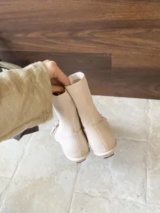 Schicke spitz zulaufende Stiefeletten niedriger Blockabsatz französischer Stil Detailansicht