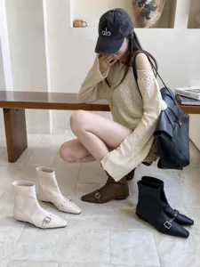 Schicke Damen Stiefeletten mit spitzer Kappe und flachem Absatz, modisch mit Metall Schnalle.