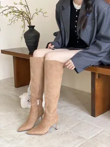Gedetailleerd overzicht van dames laarzen van kaki suède, spitse neus en elegante hak.