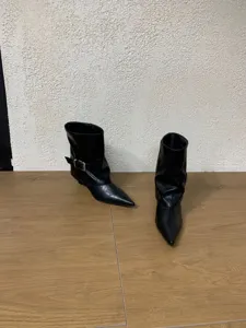 Schwarze spitze Keilabsatz Western Stiefeletten mit Schnalle und lässigem Schaft für Damen.