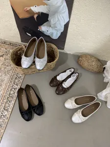 Scarpe basse eleganti da donna con fiocco e punta rotonda per outfit primaverili.