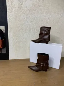 Braune spitze Keilabsatz Wadenstiefel für Damen, stilvolle französische Cowgirl Stiefeletten.