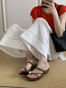 Sandales d'été chics pour femmes à brides et strass, élégantes chaussures marron pour le quotidien.