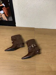 Braune Damen Stiefeletten mit spitzer Kappe und Keilabsatz, stylische Schuhe für den Herbst.