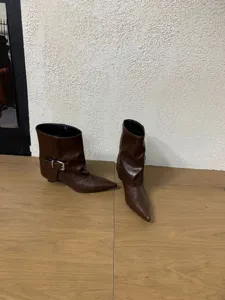 Braune spitze Western Stiefeletten mit Schnallenriemen, modische slouchy Absatz Schuh Details.