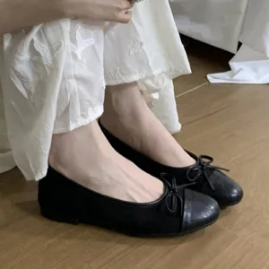 Chic scarpe basse nere da donna con grazioso fiocco e punta tonda in stile francese.