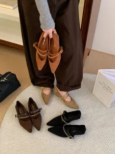 Detailansicht französischer Retro-Spitz-Mary-Janes-Flats mit filigranem Kettenriemen-Design.