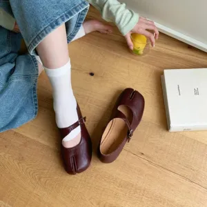 Women's French split toe flat Mary Jane shoes, soft bottom retro casual brown shoes.