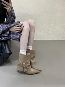 Detailansicht von Damen spitzen Keilabsatz Western Stiefeletten aus Leder in Beige.