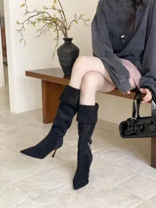 Elegante zwarte puntige stiletto high heel laarzen met omslag design voor dames.