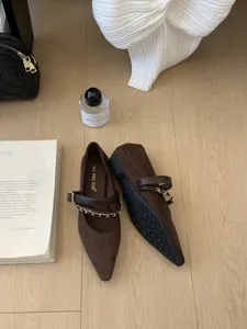 Detailansicht retro spitzer Mary Jane Schuhe mit Kettenriemen und weicher Veloursleder-Optik.