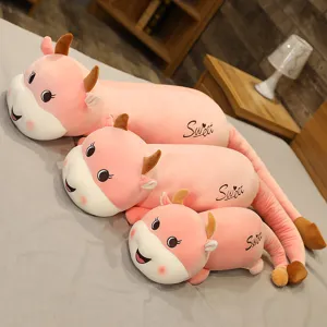 Simpatico peluche mucca rosa lungo, morbido cuscino da abbraccio per letto di ragazza.