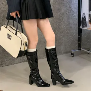 Botas altas de charol negro con tacón ancho y elegantes detalles de hebilla para mujeres.