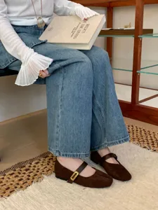 Vue détaillée de chaussures Mary Jane plates et rétro à bout carré avec une élégante bride.