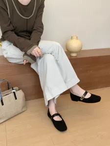Vue détaillée de chaussures Mary Jane plates noires à bout carré et boucle métallique.