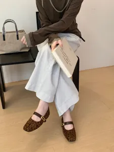 Gros plan détaillé sur des chaussures Mary Jane plates rétro léopard à bout carré.