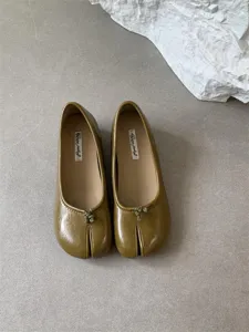 Women split toe flat shoes retro green soft leather tabi shoes casual comfortable footwear