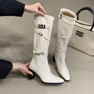Elegantes botas altas de charol blanco con tacón ancho y correas de hebilla para mujer