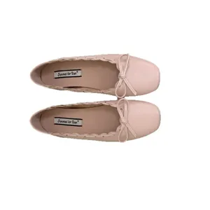 Schicke rosa flache Ballerinas für Damen mit süßer Schleife und elegantem rundem Design.