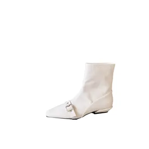 Detailansicht eleganter weißer spitzer Stiefelette mit niedrigem Absatz und Schnalle.