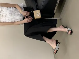 2026 Sommer Neue Low Heel Sandalen Mode Vielseitige Open Toe Strass Schleife Hausschuhe
