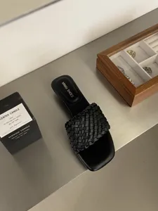Sandalias planas negras trenzadas de cuero con puntera cuadrada para mujer, calzado elegante.
