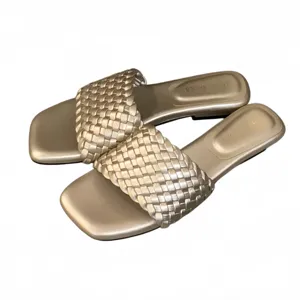 Sandalias planas de mujer con punta cuadrada y diseño trenzado, elegante calzado dorado de verano.