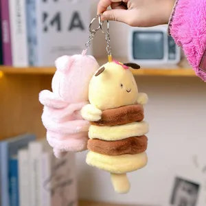 Gros plan détaillé du porte-clés en peluche avec texture douce et anneau métallique.