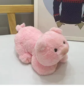 Niedliches rosa Plüschschwein Spielzeug Detail mit weichem Stoff und süßer Schweinenase.