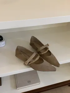 Französische Retro spitze Mary Jane flache Schuhe für Damen mit elegantem Kettendetail, Herbst.