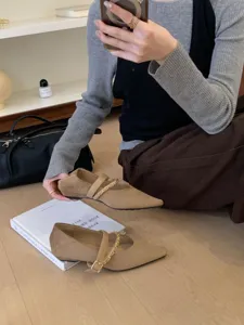 Elegante spitze Damen Mary Jane Schuhe aus braunem Wildleder mit Keilabsatz und Kette.