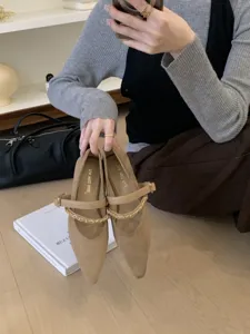 Schicke spitz zulaufende Mary Jane Schuhe mit stilvollem Kettenriemen und bequemem Keilabsatz.