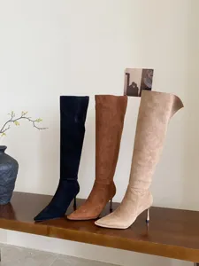 Suede hoge hak laarzen detail, puntneus lange laarzen, elegante vrouwen schoenen.
