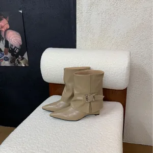 Elegante Damen Stiefeletten mit Keilabsatz spitze Zehe Schlupfstiefel für den Herbst.