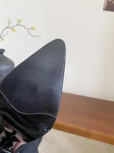 Detailopname van de getextureerde antislipzool en hak van elegante laarzen voor dames.